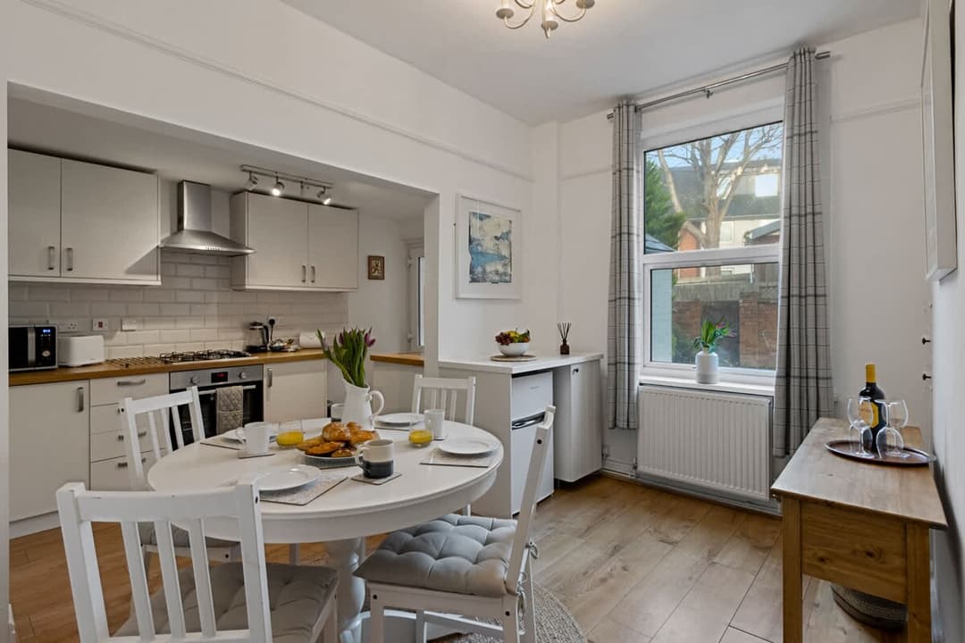 Exeter | 2 Bedroom House | Near Train Station - View 2