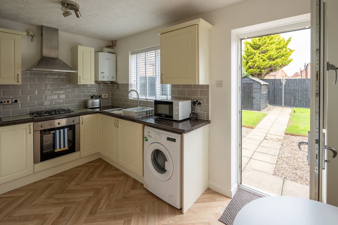 2 Bed Cottage Ideal For Contractors & W/end Stays   - View 4