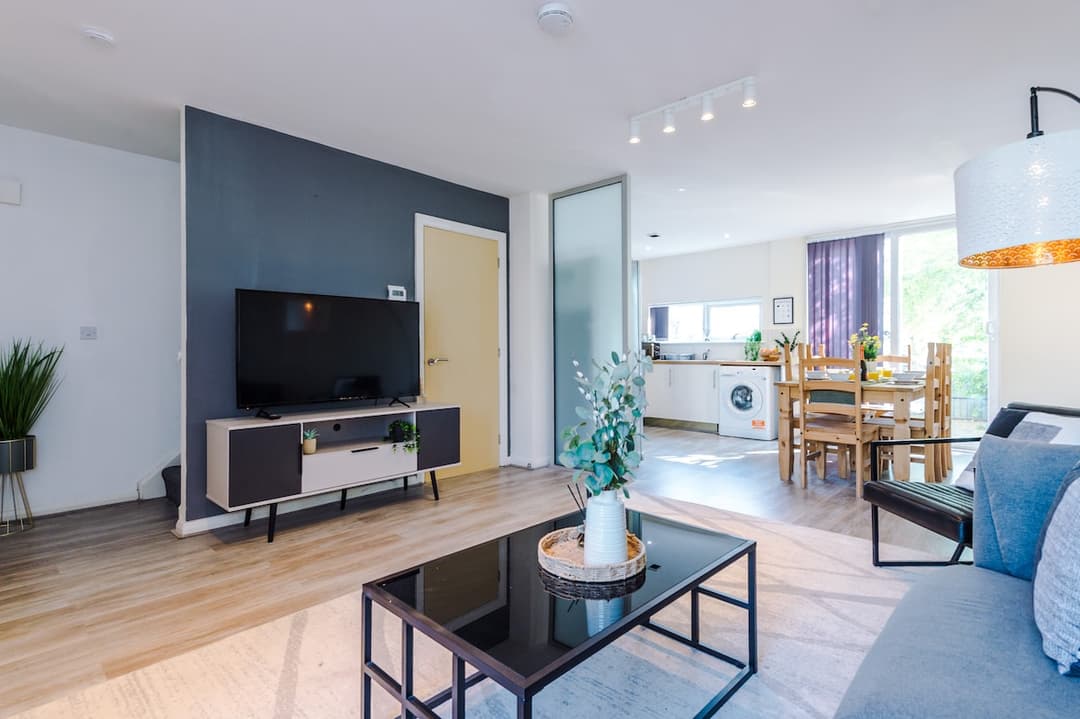 3 Bedroom House | Free Parking | Etihad Stadium | Coop Live - View 1