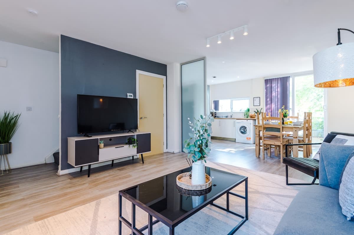 3 Bedroom House | Free Parking | Etihad Stadium | Coop Live