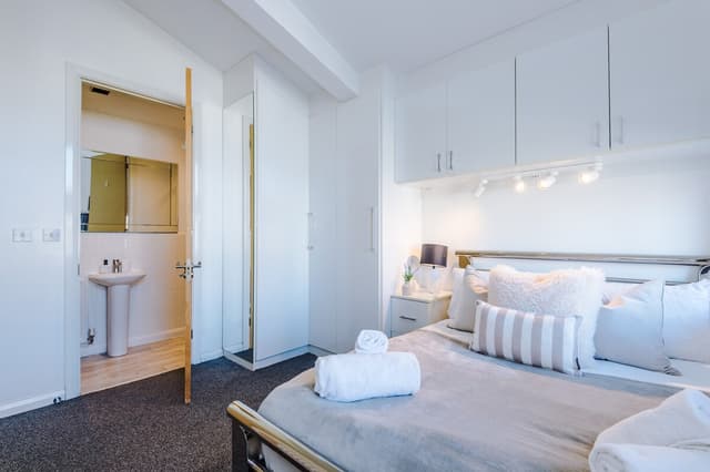 3 Bedroom House | Free Parking | Etihad Stadium | Coop Live - View 2