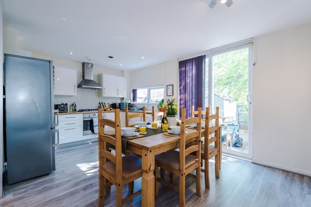 3 Bedroom House | Free Parking | Etihad Stadium | Coop Live - View 4