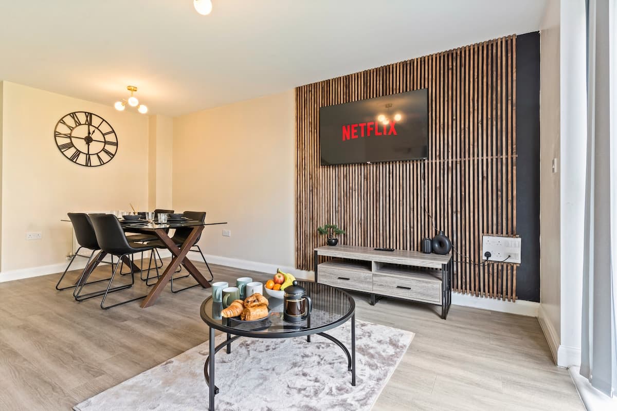 Modern City 2 Bedroom House | Work & Leisure | Free Parking
