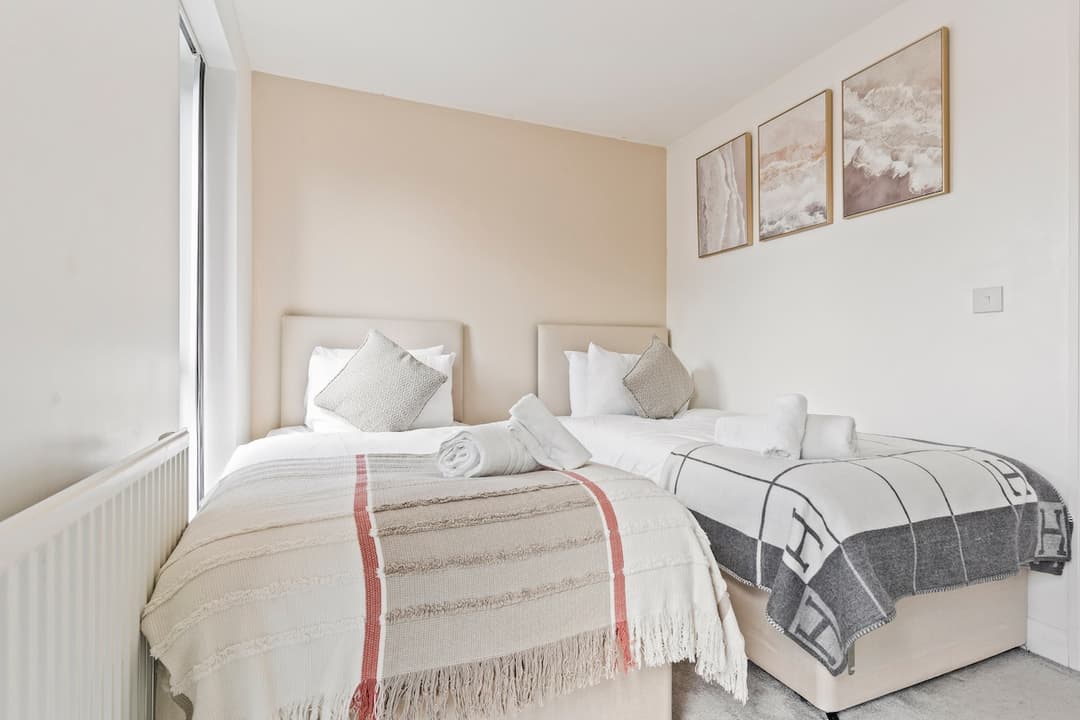 Modern City 2 Bedroom House | Work & Leisure | Free Parking - View 4