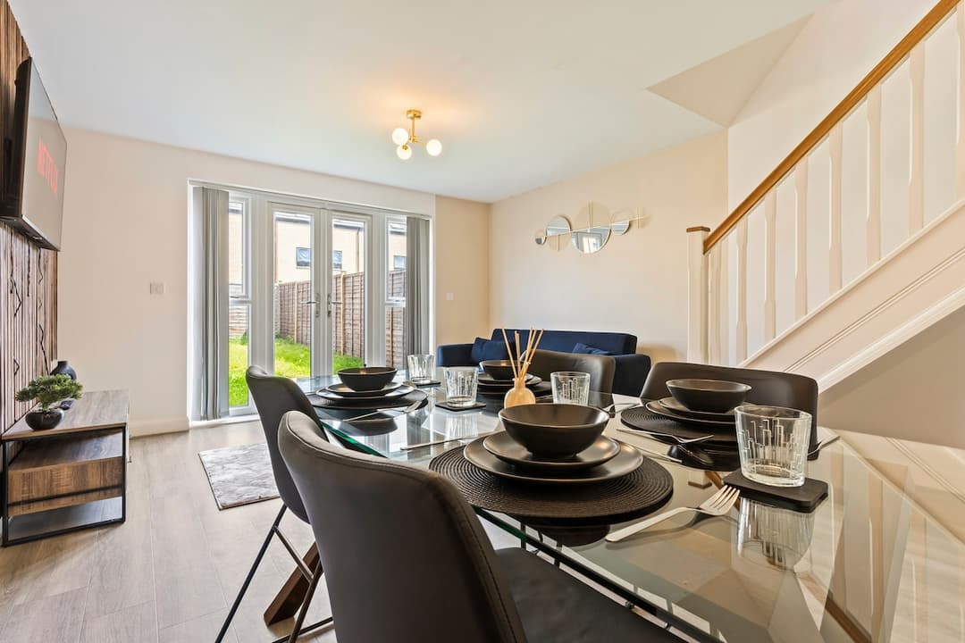 Modern City 2 Bedroom House | Work & Leisure | Free Parking - View 3