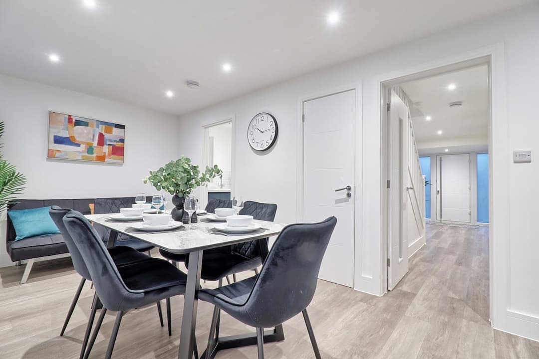 Spacious 5 Bed House | Parking | Garden  - View 3