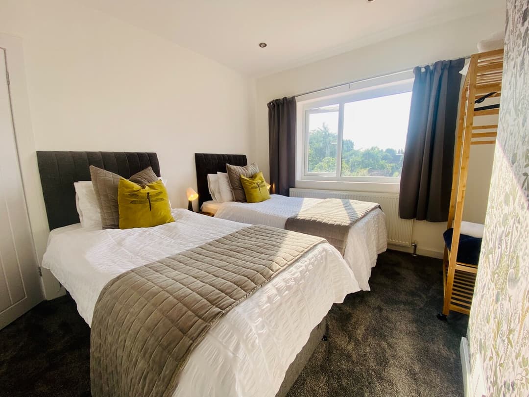4 Bedroom Home In  London | Parking - View 7