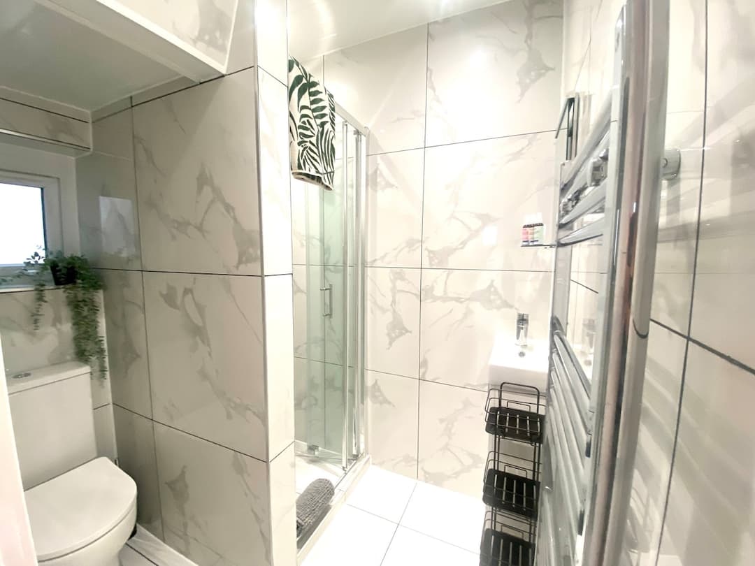 4 Bedroom Home In  London | Parking - View 9