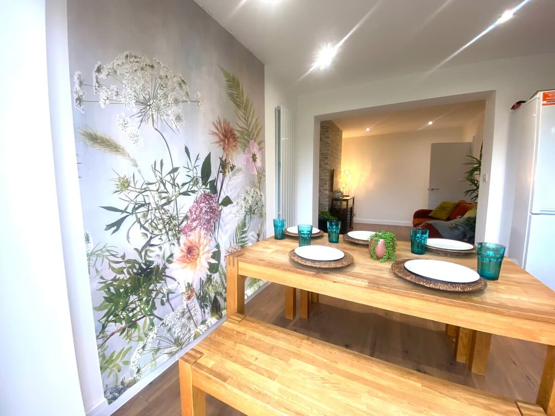4 Bedroom Home In  London | Parking - View 3