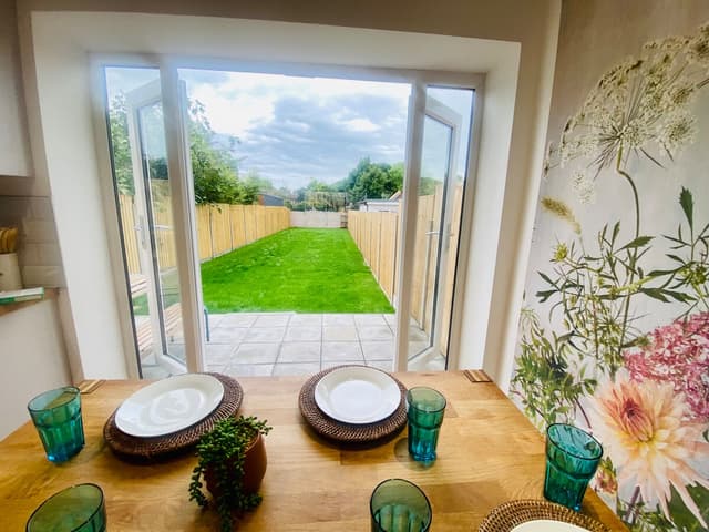 4 Bedroom Home In  London | Parking - View 1