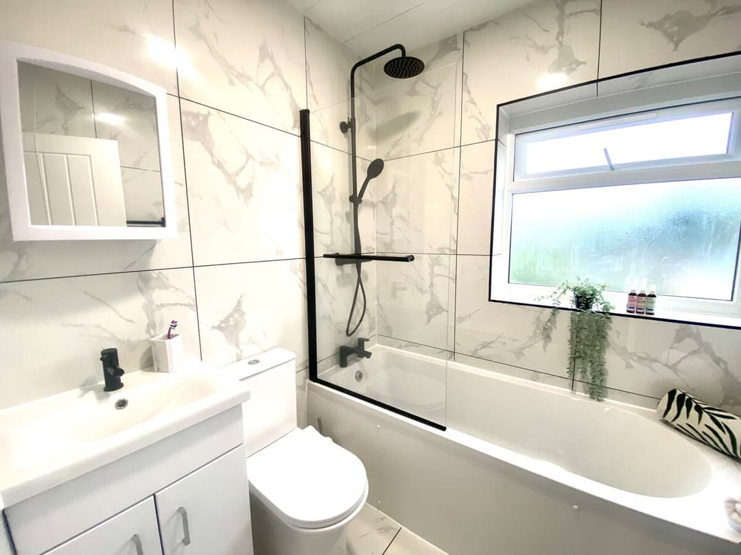 4 Bedroom Home In  London | Parking - View 10