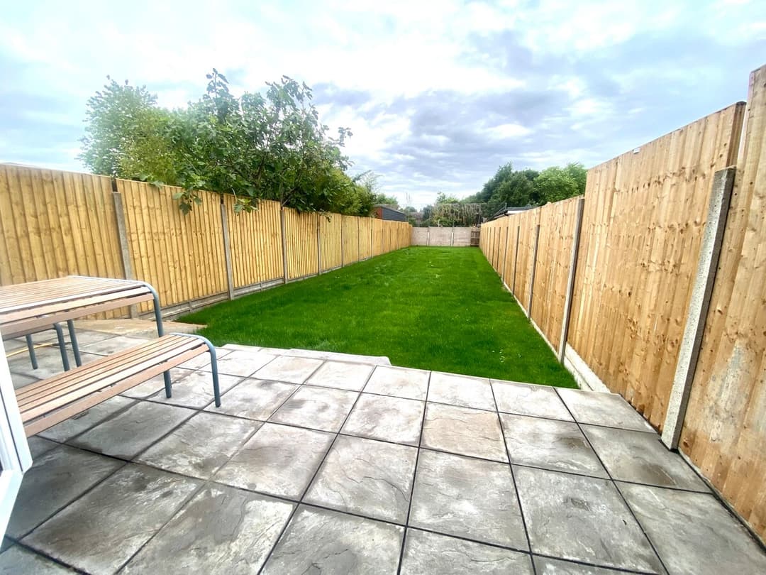4 Bedroom Home In  London | Parking - View 11