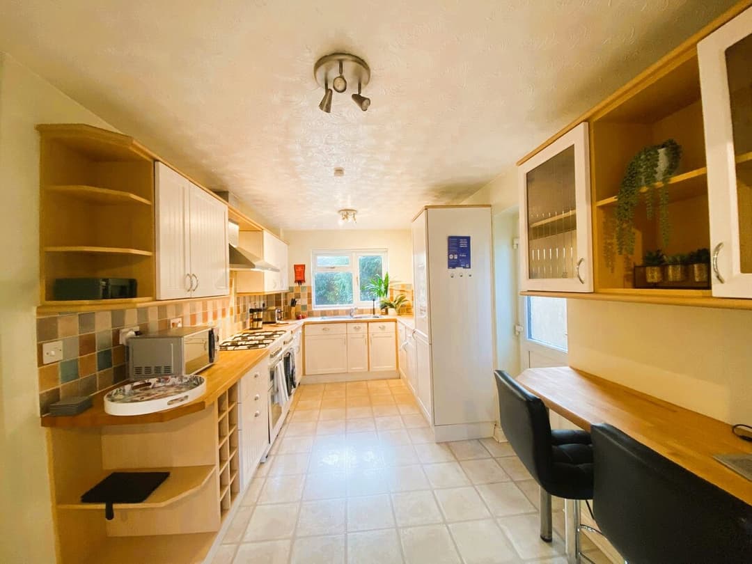 5 bed Fabulous house & FREE private parking - View 6