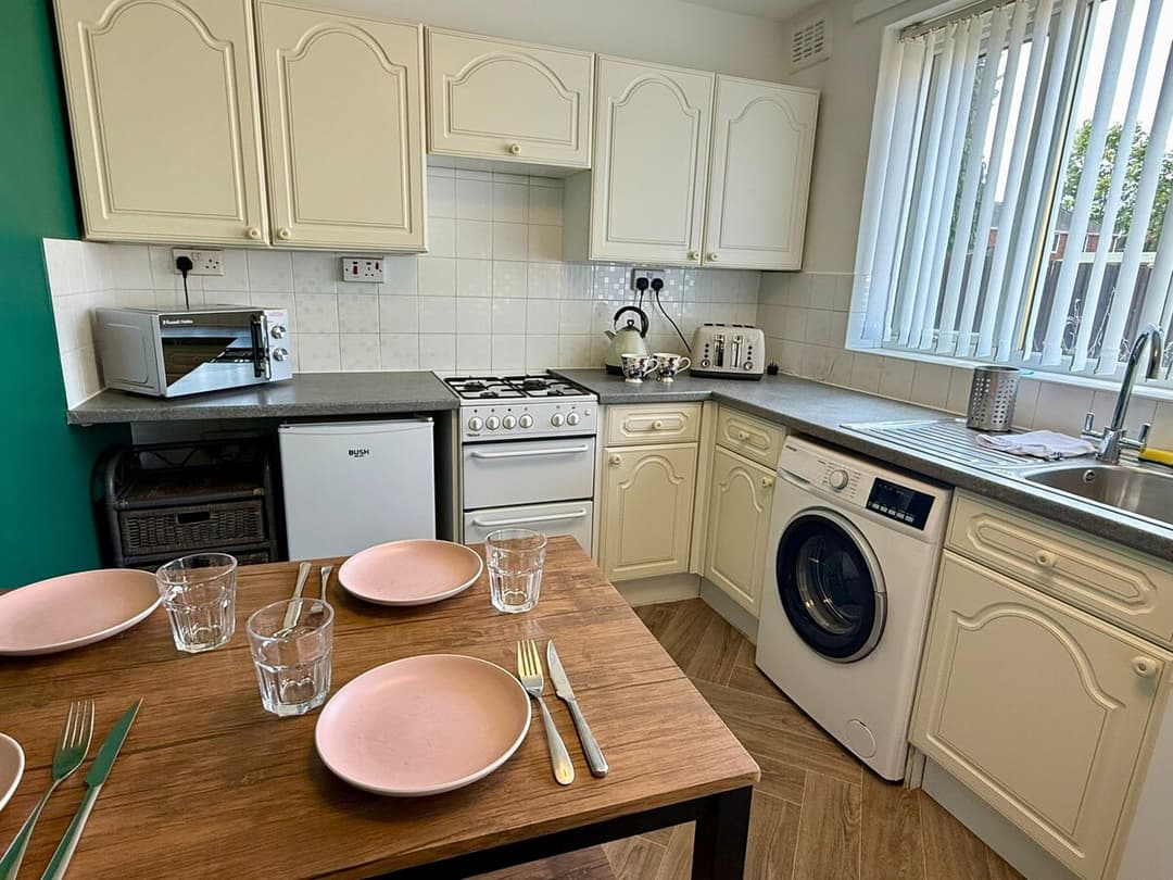 Spacious 3-Bed Contractor-Friendly With Parking - View 5