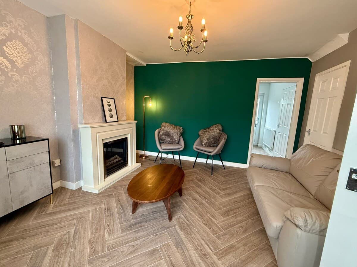 Spacious 3-Bed Contractor-Friendly With Parking