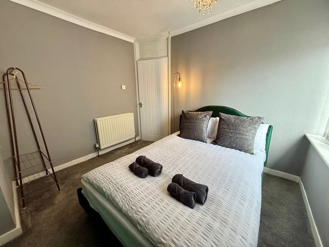 Spacious 3-Bed Contractor-Friendly With Parking - View 2