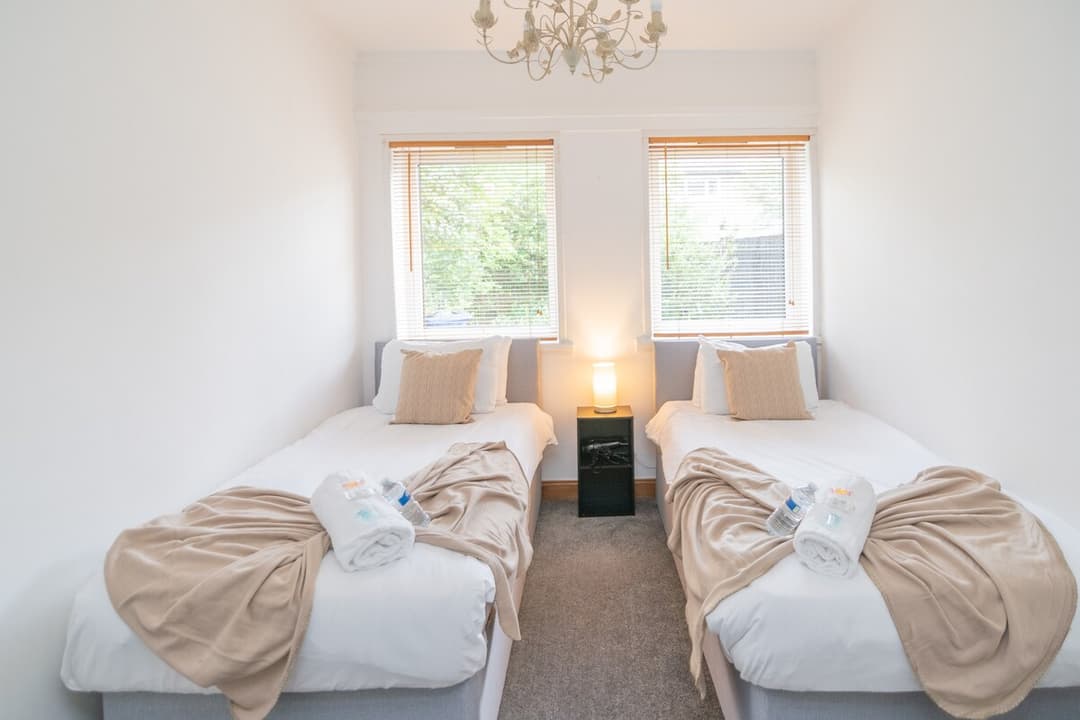 Clydebank 2 Bedroom Apartment | Parking - View 2