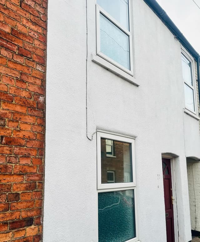 Spcaious 3 bed, central location and free parking - View 4