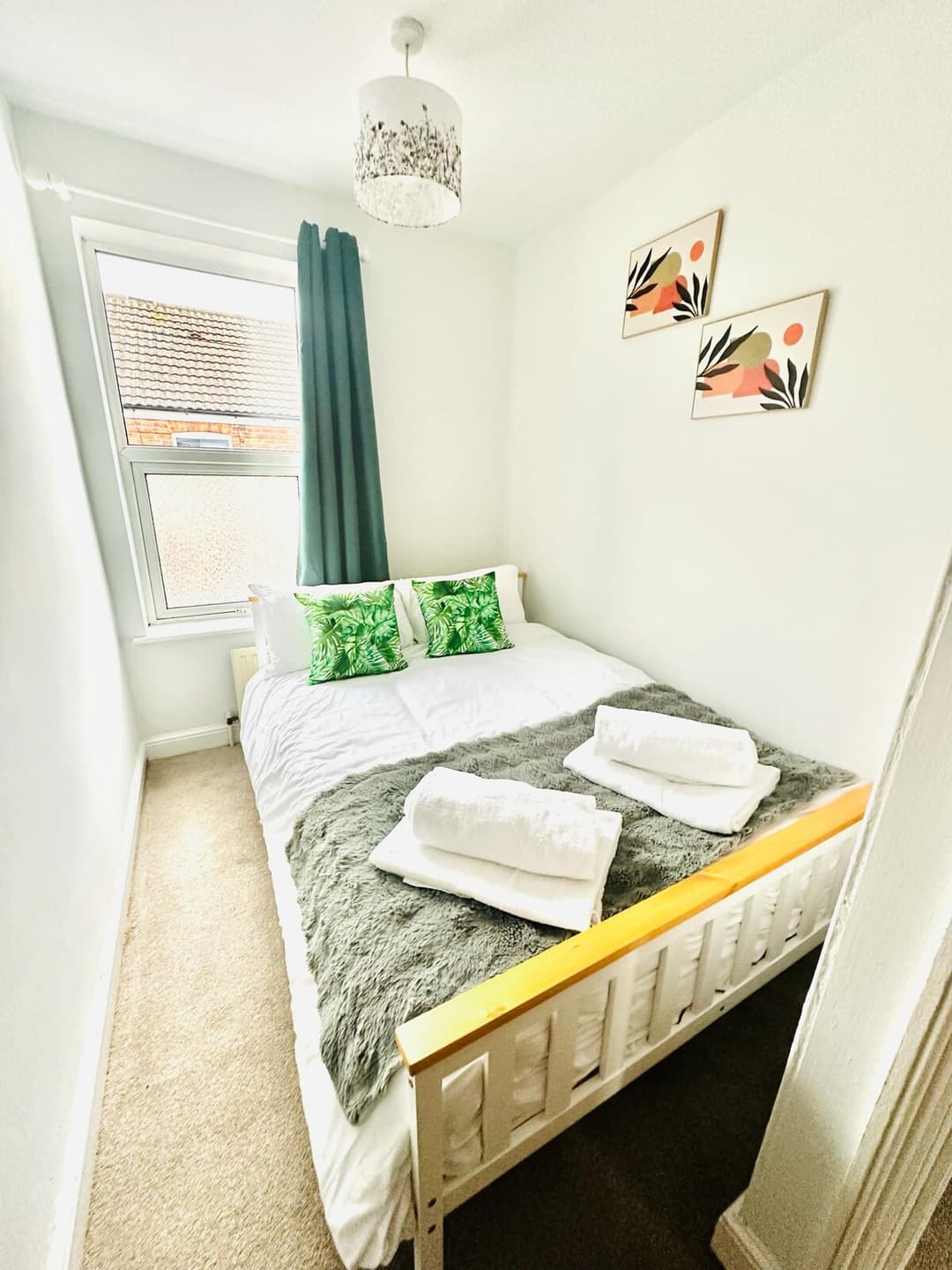 Spcaious 3 bed, central location and free parking - View 3