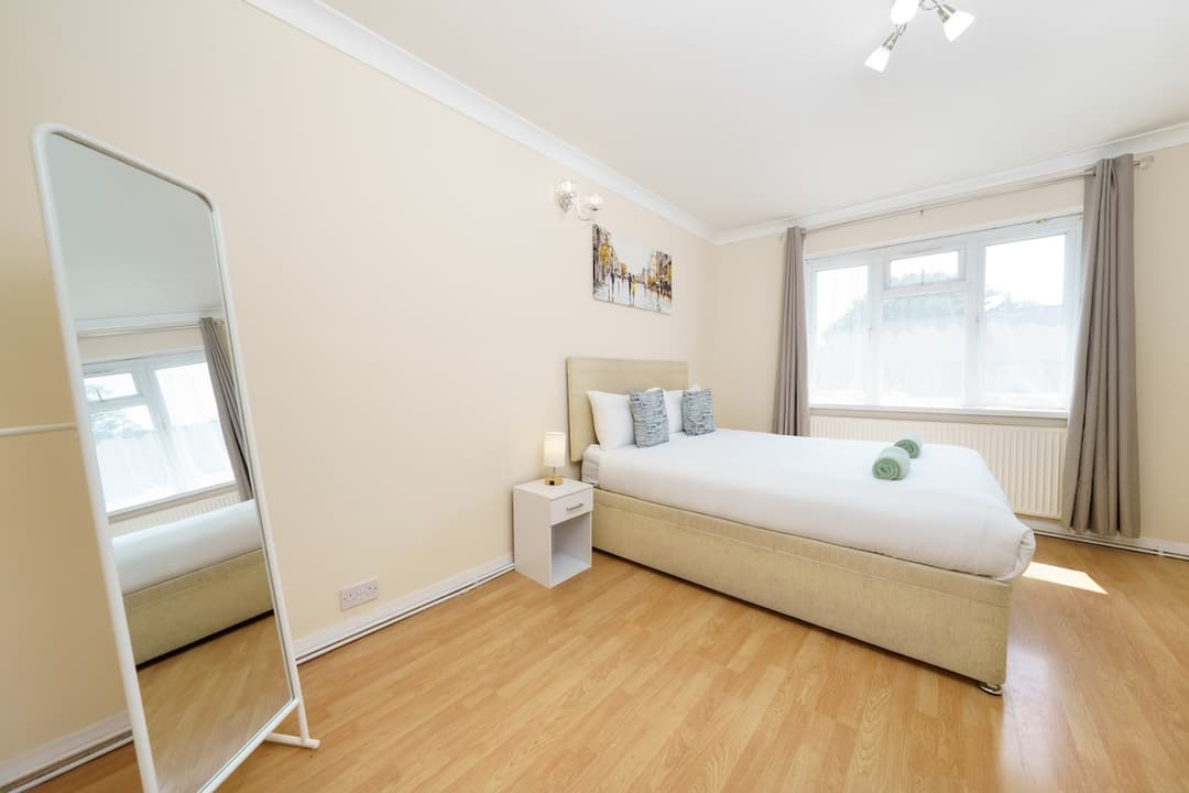 Heathrow 2 Bedroom Apartment - View 4