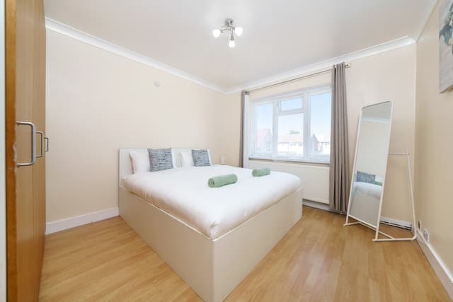 Heathrow 2 Bedroom Apartment - View 4