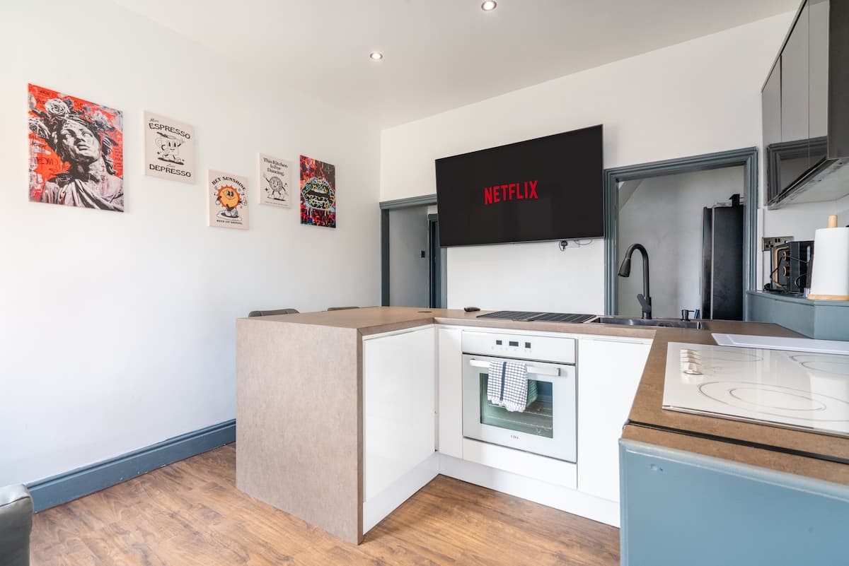 5 mins into City Centre - Modern 4-Bed House