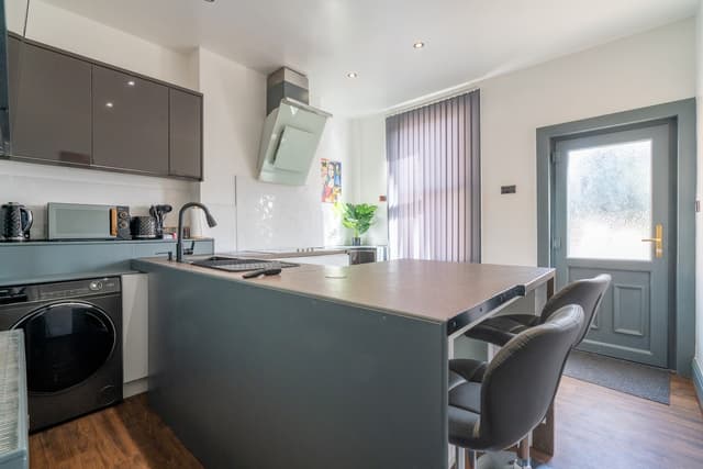 5 mins into City Centre - Modern 4-Bed House - View 1