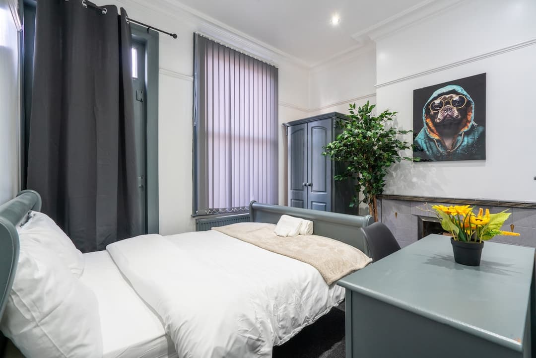5 mins into City Centre - Modern 4-Bed House - View 3