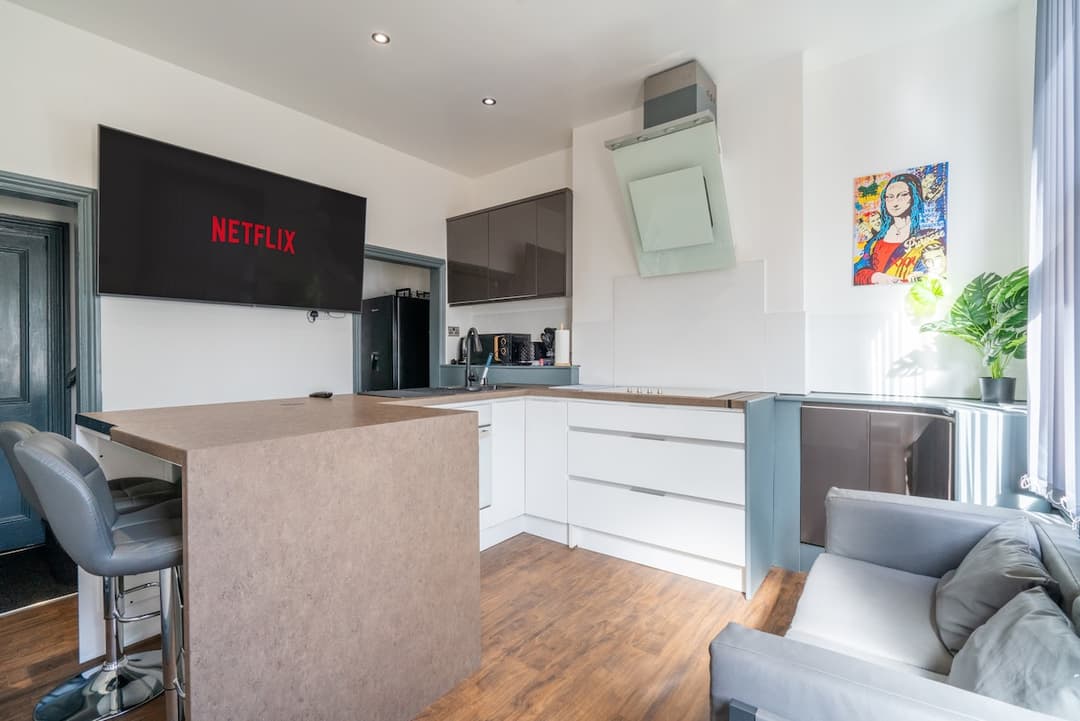 5 mins into City Centre - Modern 4-Bed House - View 4