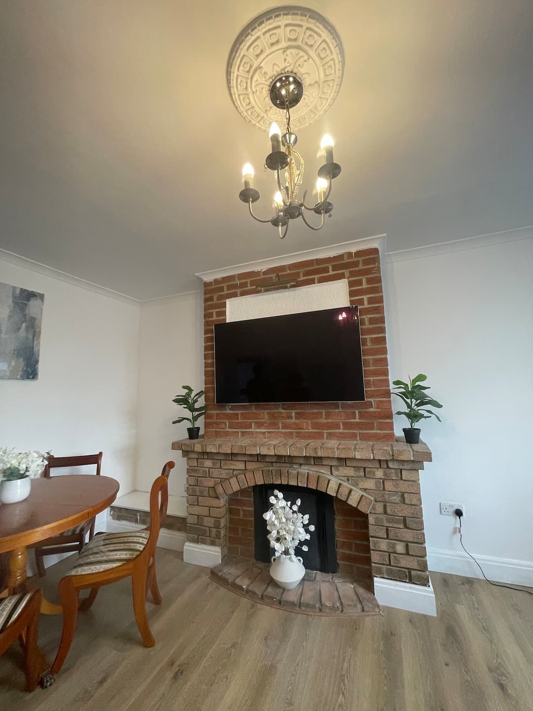 Spacious 2 Bedroom East London Flat With Parking - View 1
