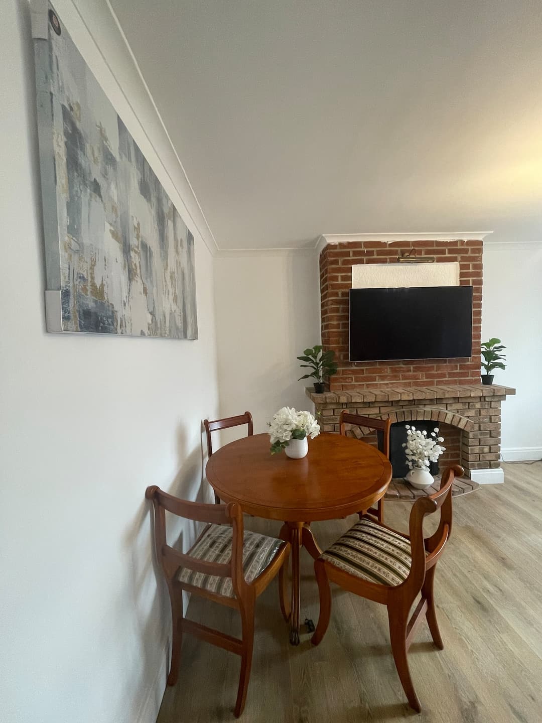 Spacious 2 Bedroom East London Flat With Parking - View 2