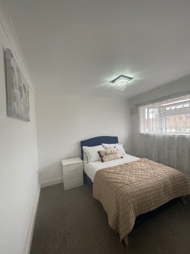 Spacious 2 Bedroom East London Flat With Parking - View 2