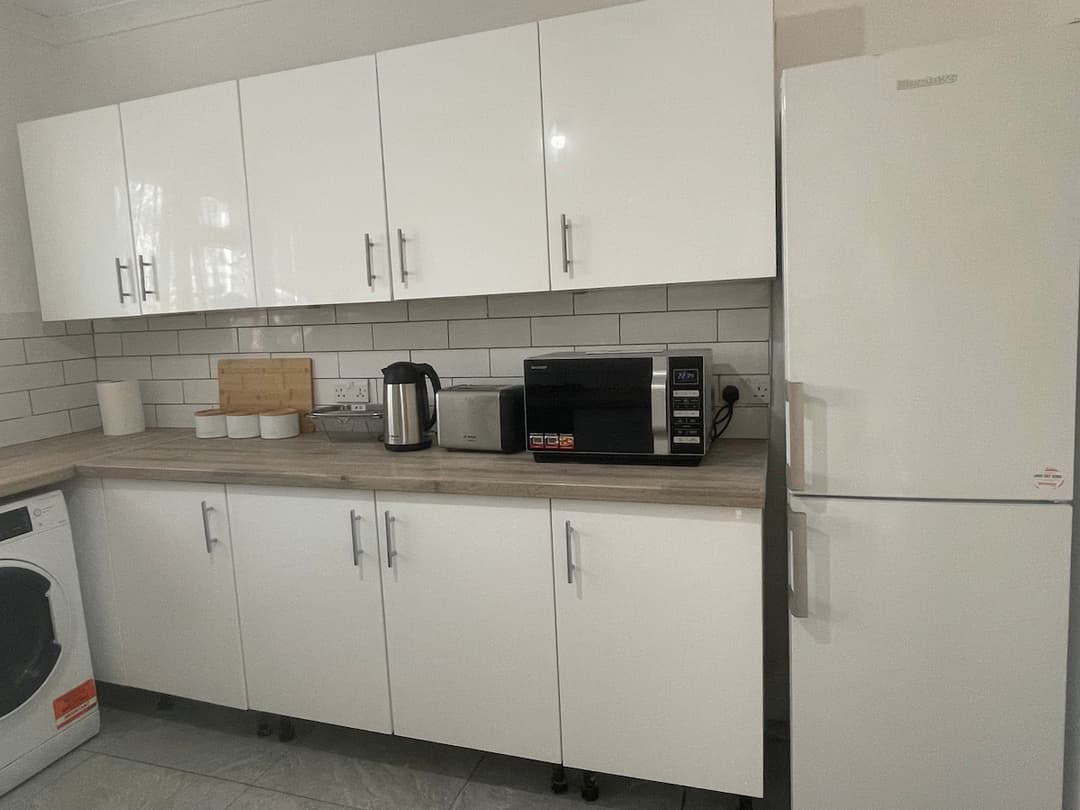 Spacious 2 Bedroom East London Flat With Parking - View 4