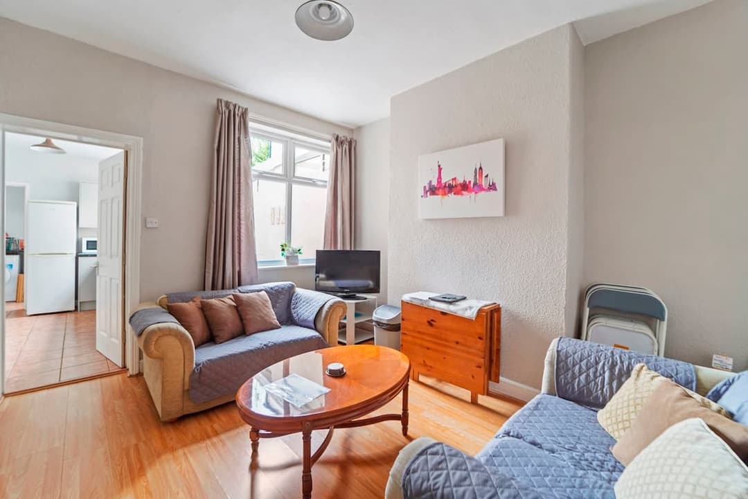 4 Bed Homely Retreat In Wolverhampton - View 1