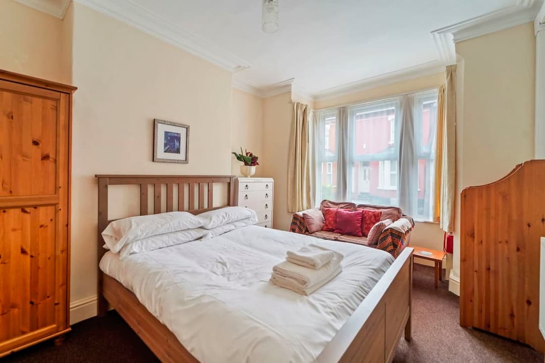 4 Bed Homely Retreat In Wolverhampton - View 3