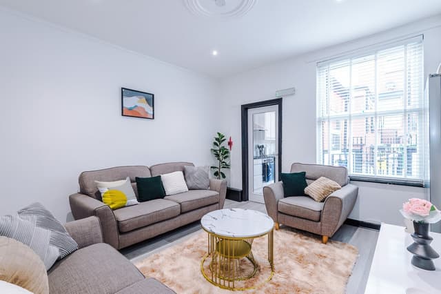 Spacious & Modern 5 Bedroom House Sleeps 12 Leeds - View 1