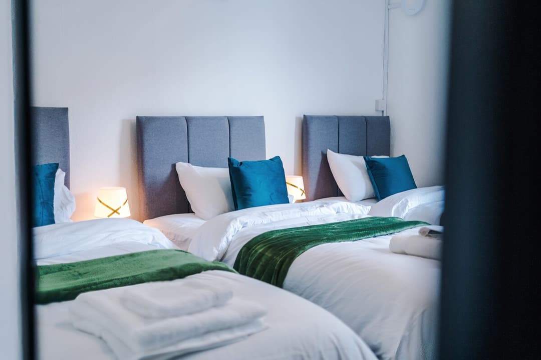 Spacious & Modern 5 Bedroom House Sleeps 12 Leeds - View 5