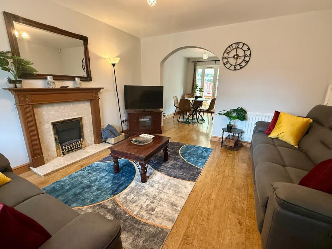 Spacious 4 Bed House with parking in Wolverhampton - View 1