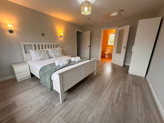 Spacious 4 Bed House with parking in Wolverhampton - View 1