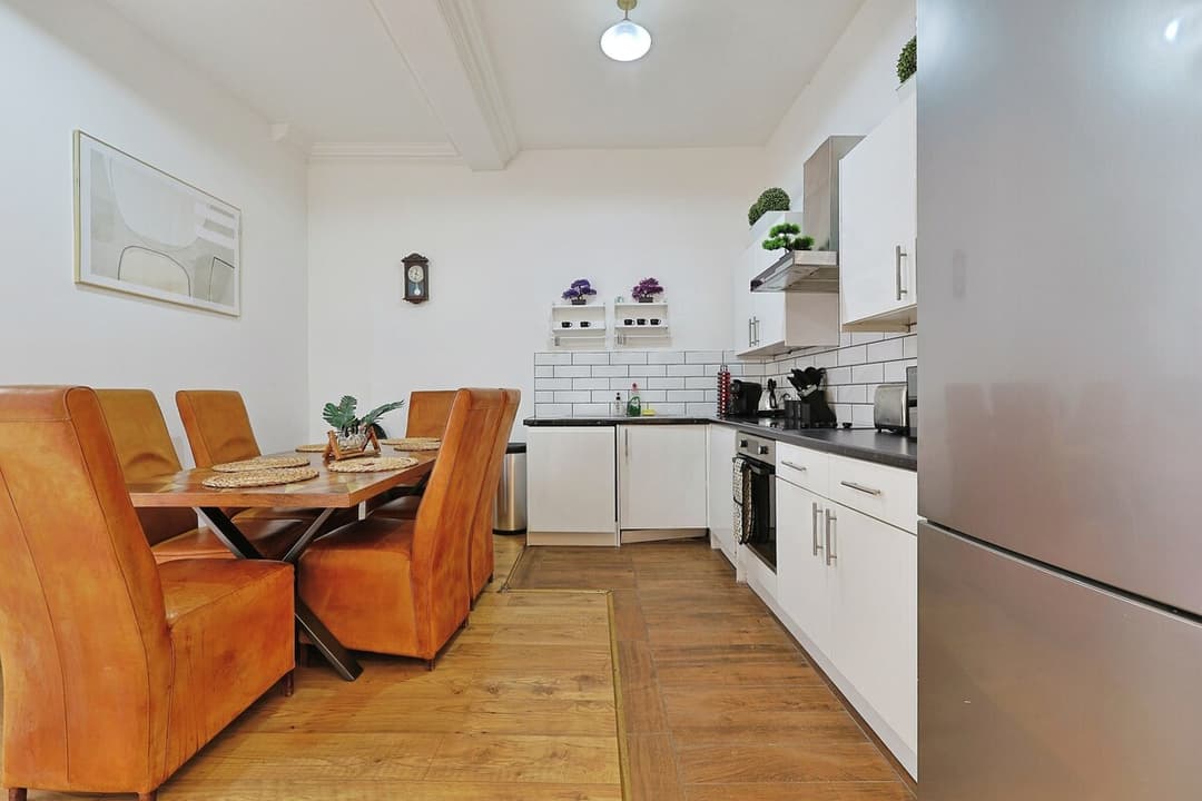 4 Bedroom Apt With Ac And Additional Sofa Bed (fulham Based) - View 4