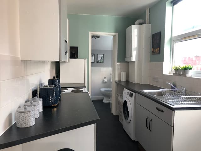 Spacious 2 Bedroom 1 Bathroom In Coventry - Sleeps 5, Super Fast Wifi, Free Parking - View 3