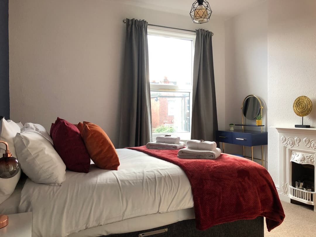 Spacious 2 Bedroom 1 Bathroom In Coventry - Sleeps 5, Super Fast Wifi, Free Parking - View 2