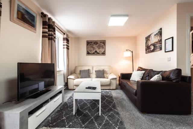 Coventry Modern 4 Bedrooms 2 Bathrooms - Sleeps Up To 7, Wifi, Parking - View 1