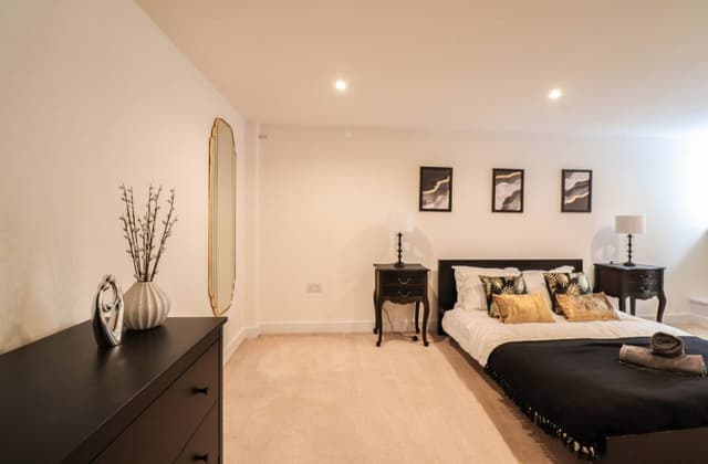 Central London Huge 2 Bed Flat W / Parking - View 2