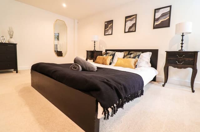 Central London Huge 2 Bed Flat W / Parking - View 3