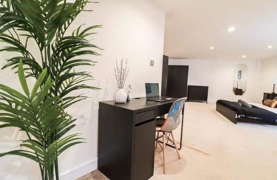 Central London Huge 2 Bed Flat W / Parking - View 5
