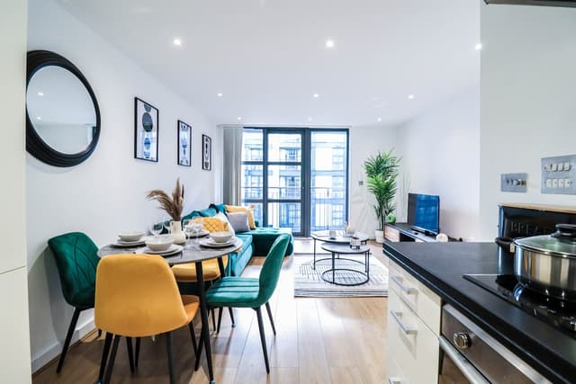 Stylish Canary Wharf Flat W/balcony - 5mins From Station - View 3