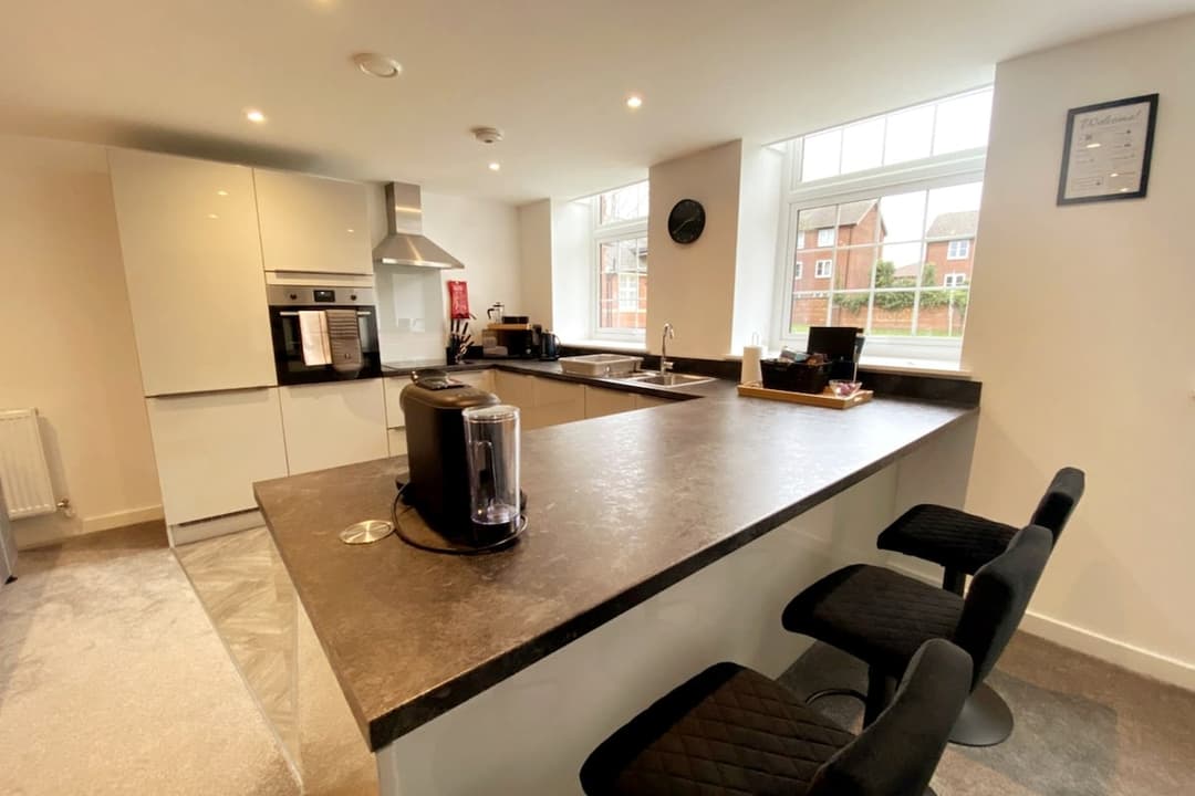 Beautifully Modern 2-Bed, Parking | Wifi | Netflix - View 4