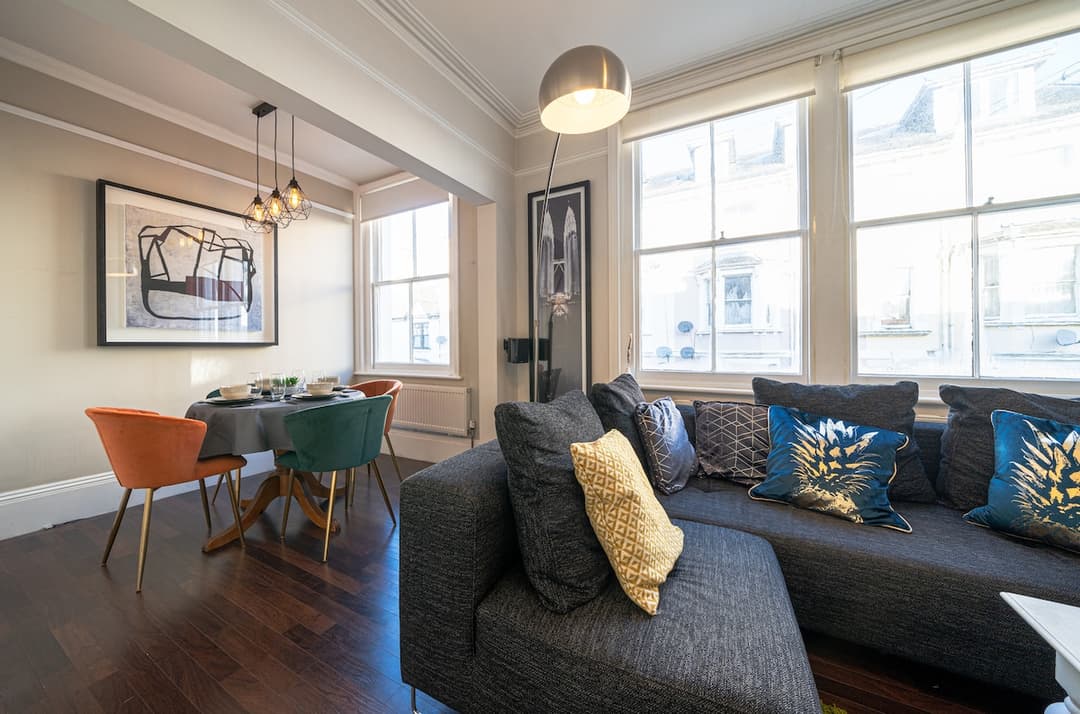 High End Town Centre 2 Bed Flat w/Free Parking - View 1
