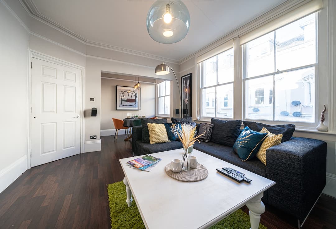 High End Town Centre 2 Bed Flat w/Free Parking - View 2